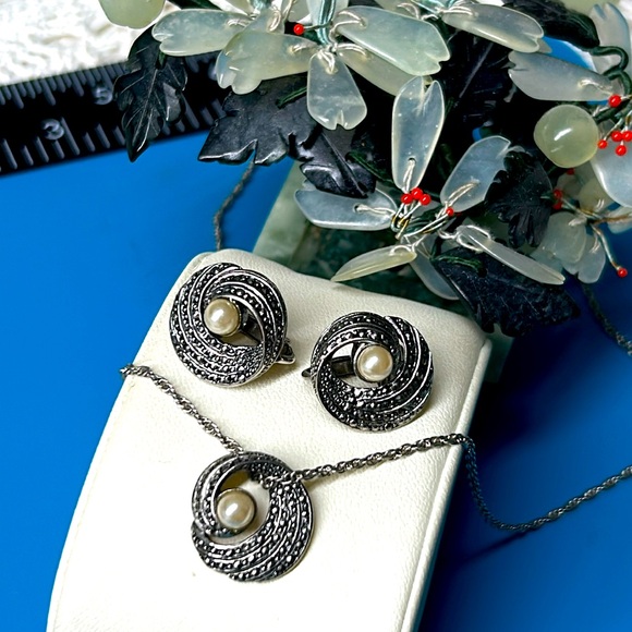 🖤NEW💕AVON necklace & earrings set - Picture 1 of 13
